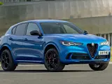 Niebieski Alfa Romeo Stelvio Quadrifoglio z czarnymi felgami, przodem do widza.