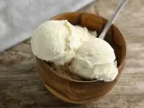 Kremowe, domowe lody śmietankowe w drewnianej misce, gotowe do schrupania.
