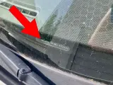 Fahrgestellnummer (VIN) auf der Windschutzscheibe, die auch als OEM-Nummer im Fahrzeugschein zu finden ist.