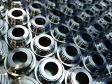 Molti componenti metallici con finitura lucida, pronti per la spazzolatura metalli.