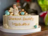 Elegancki tort na chrzest Michała, ozdobiony aniołkiem i złotymi detalami. Jedne z najpiękniejszych tortów na chrzest, jakie można sobie wyobrazić.