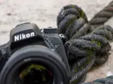 Un Nikon D750, prêt pour l'aventure, à côté d'une corde usée par le temps. Le D810 attend son tour.