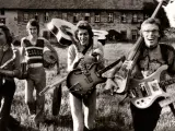 Vier Musiker mit Gitarren und Saxophon, ein Schlagzeuger. Eine Szene, die an deutsche Bands der 70er erinnert, voller Energie und Musik.