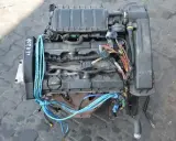 Silnik do Peugeot 307 1.6 benzyna, z widocznymi przewodami i oznaczeniem 107FX7.