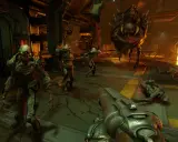 Gracz w Doom 4 walczy z hordą demonów w industrialnym otoczeniu. Na pierwszym planie widać strzelbę, a w tle potwory i martwe ciała.