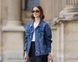 Donna con occhiali da sole indossa un outfit giacca jeans donna, t-shirt bianca e gonna nera.