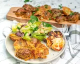 Ugnsbakad potatis med parmesan och en fräsch sallad. En härlig rätt med krispig potatis i ugn parmesan.