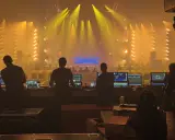 Tecnici al lavoro con console luci e schermi, pronti per un grande evento al MIR Rimini.