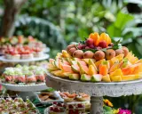 Un magnifique buffet froid recette avec une pyramide de fruits frais, des canapés et des desserts.
