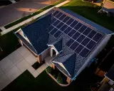 Maison avec panneaux solaires sur le toit, prête pour une déclaration cacsi.