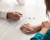 Para, podpisując umowny podział majątku wspólnego, dwoje ludzi kończy wspólne życie.