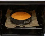 Sernik w tortownicy piecze się w piekarniku. Idealna temperatura do pieczenia sernika to 160-170 stopni Celsjusza.