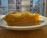 Pyszna szarlotka Ani gotuje się w słońcu, kusi apetycznym widokiem.