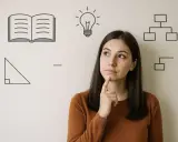 Mujer pensativa con iconos de libro, bombilla, triángulo y organigrama. Reflexiona sobre cómo gestionar una cuenta conjunta.