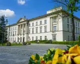 Piękny budynek w Radomiu, jedna z jego atrakcji, z kolumnami i zielenią.