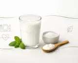 Szklanka orzeźwiającego napoju, miseczka soli i łyżka jogurtu. Czy ayran jest zdrowy? Tak, to świetny wybór dla serca i diety.