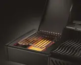 Ein Grill mit glühenden Brennern in der Sizzle Zone, bereit für perfektes Anbraten.