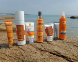 Produits solaires Lierac, Sisley, La Roche-Posay et Roc sur fond de mer. Idéal pour un capital bronzage en toute sécurité.