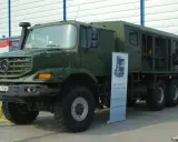 Zielony, terenowy Mercedes Zetros z zabudową, gotowy do pokonywania trudnych dróg.