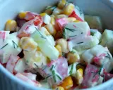 Pyszna sałatka z surimi, kukurydzy, ogórka i jajka, polana kremowym sosem z koperkiem.
