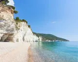 Scogliere bianche e mare cristallino, un angolo da sogno per chi cerca il mare più bello in Puglia.