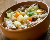 Un copieux plat typique des Pyrénées, un ragoût de bœuf avec pommes de terre et carottes, servi dans un bol en terre cuite.
