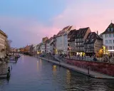 Malowniczy kanał w Strasburgu, gdzie francuska elegancja spotyka niemiecką architekturę.