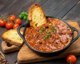 Gęste chili con carne z fasolą i kukurydzą, podane z chrupiącym pieczywem. Idealny obiad na dwa dni, który rozgrzeje i nasyci.