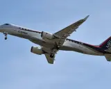 Ein Mitsubishi Regional Jet (MRJ) hebt ab. Die Mitsubishi Flugzeuge sind bekannt für ihre Effizienz.