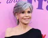 Jane Fonda luce un corte de pelo corto moderno y elegante, ideal para mujeres de 60 años.