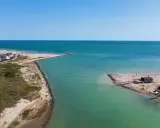 Lido di Savio, Milano Marittima: un'insenatura con moli frangiflutti e stabilimenti balneari affacciati sul mare Adriatico.