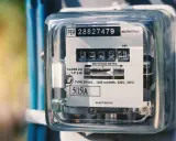 Licznik energii elektrycznej z widocznym odczytem 83254. Czyżby to zapowiedź dziwnie wysokiego rachunku za prąd?