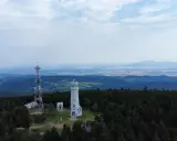 Widok z góry na wieżę widokową i maszt telekomunikacyjny pośród lasu. Którym szlakiem dotarła tu wielka sowa?