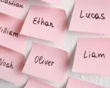 Różowe karteczki z popularnymi amerykańskimi imionami: Ethan, Lucas, Liam, Noah, Oliver, William.