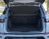 Maletero abierto de un Range Rover Evoque gris, mostrando su espacio y las medidas evoque para equipaje.