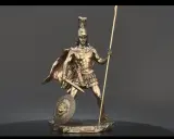 Posąg Marsa, boga wojny z mitologii rzymskiej, w zbroi, z mieczem i tarczą.