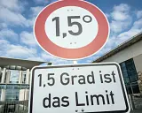Verkehrsschilder mahnen: 1,5 Grad ist das Limit. Deutschland will klimaneutral bis 2045 sein.