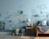 Schimmel an der Wand im Kinderzimmer. Die Auswirkungen von Schimmel auf ungeborene Kinder sind besorgniserregend.