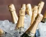 Mehrere Flaschen Prosecco kühlen in einem Eisbad. Perfekt für eine Feier, was ist Prosecco? Ein prickelnder Genuss!