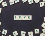 Litery układają się w "LOVE", tworząc uniwersalny język miłości.