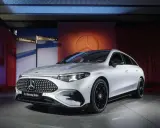 Silberner Mercedes CLA Shooting Brake Elektro auf einer Bühne, bereit für die Reise nach Köln.