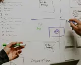 Rysowanie planu strony internetowej na tablicy. Tworzenie skutecznej reklamy wymaga przemyślanej strategii.