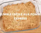 Crumble aux pommes doré et croustillant dans un plat en verre.