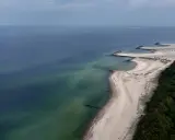 Piękna plaża i morze w Jarosławcu. Falochrony tworzą ciekawe kształty, a las dodaje uroku. To idealne miejsce na wypoczynek i odkrywanie atrakcji.