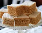 Słodkie wafle z mlekiem w proszku, ułożone na szklanej paterze. Idealne na deser.