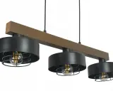 Stylowa lampa wisząca z drewnianą belką i trzema czarnymi kloszami z metalową kratką.