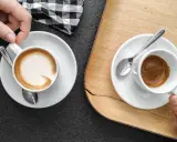 Zwei Espresso auf italienisch, einer mit Milchschaum, der andere schwarz, bereit zum Genießen.