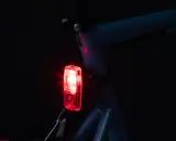 Czerwone światło tylne roweru elektrycznego świeci, pokazując, jak włączyć światła w rowerze elektrycznym.
