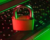 Un cadenas sur un clavier d'ordinateur, symbolisant la **sécurité informatique**. La lumière rouge et verte crée une ambiance de protection numérique.