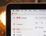 Ekran Gmail z menu Safari. Szukasz, jak zakończyć maila po angielsku? Tutaj znajdziesz inspirację do napisania idealnego zakończenia.